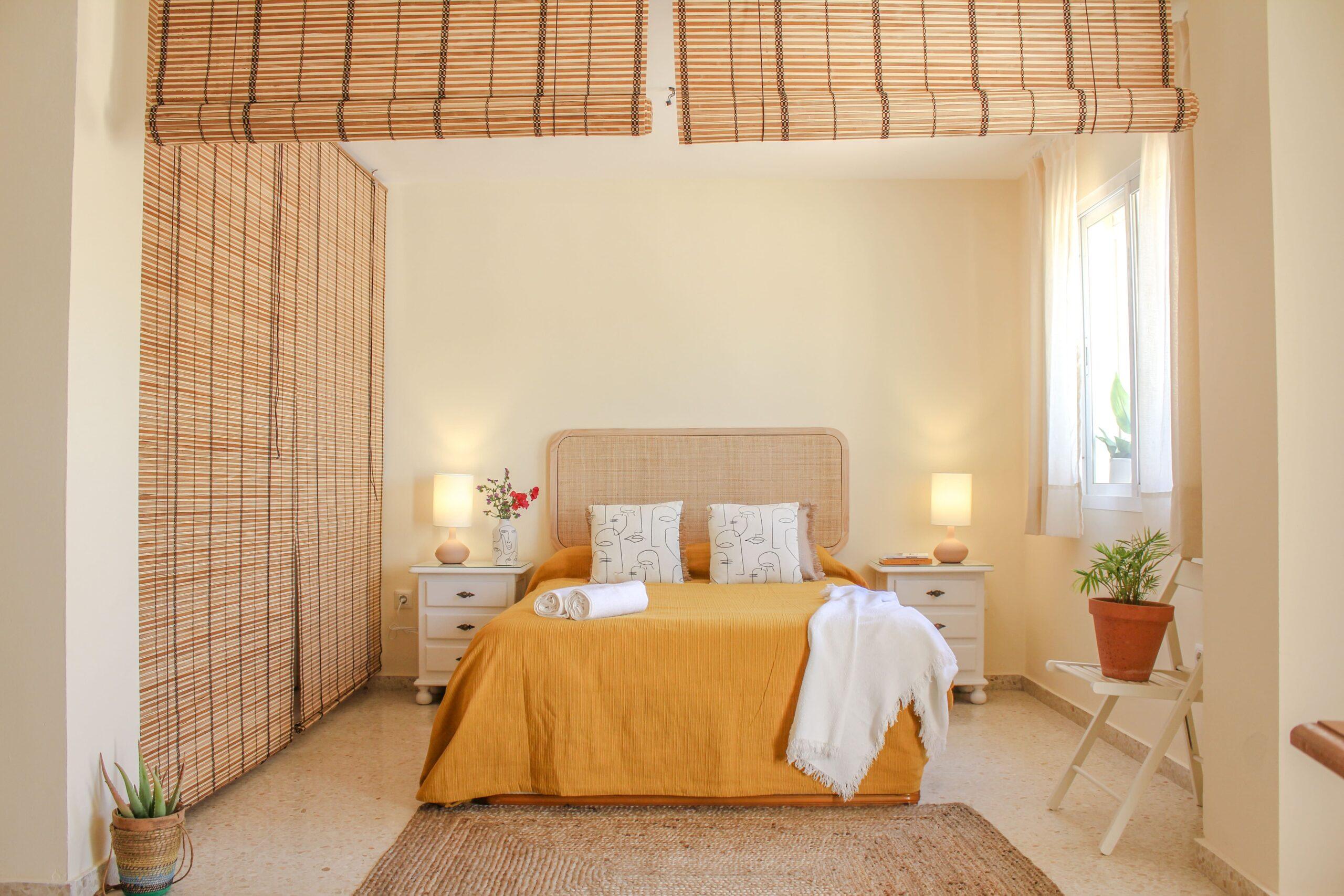 Dormitorio con cama doble de MonKeys Apartments Sanlúcar Beach Relax
